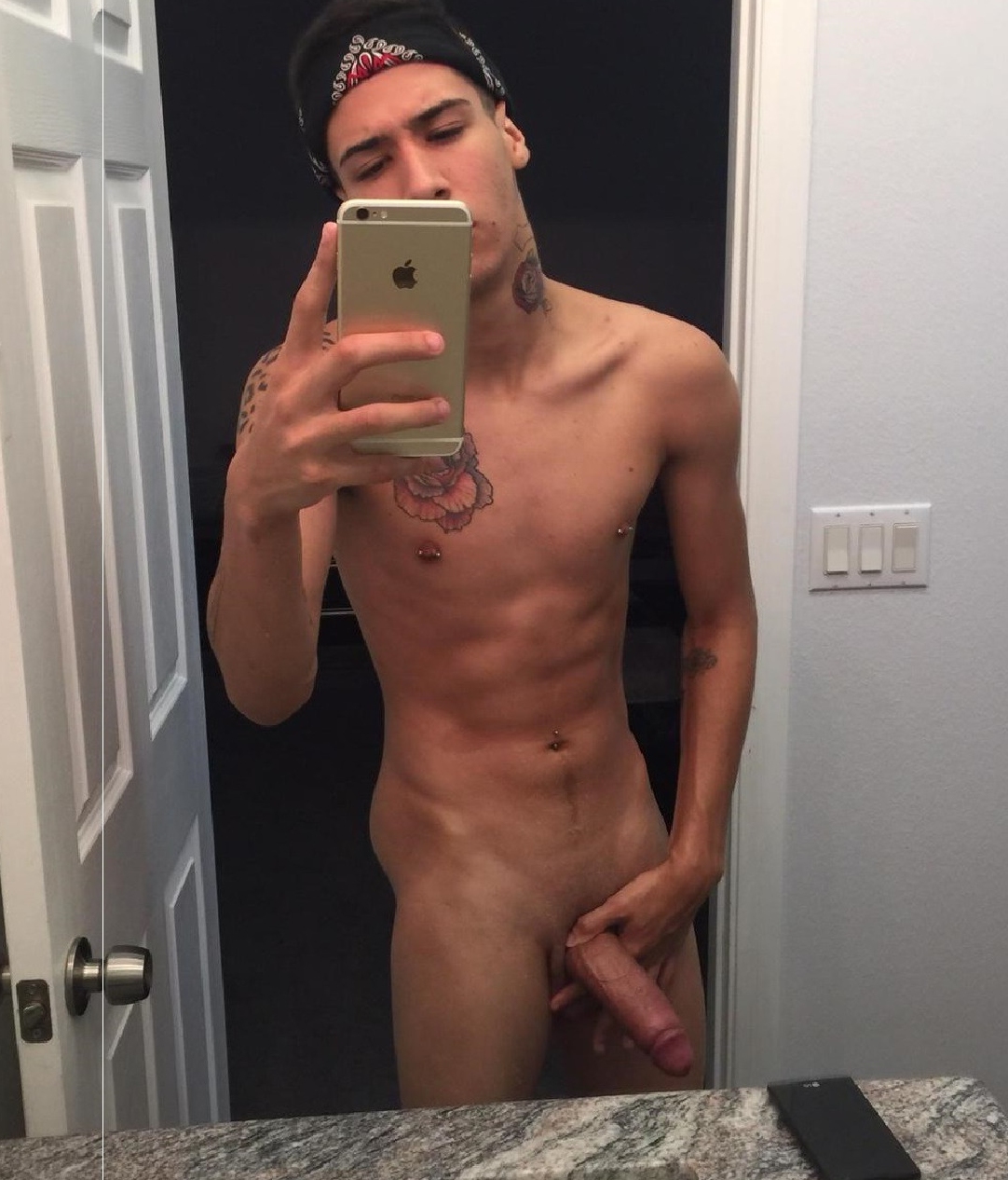 Hot guy takes nude selfie
