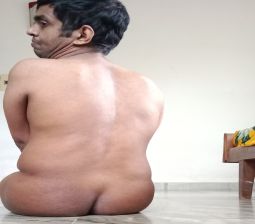 Indianguy buttcrack visible 
