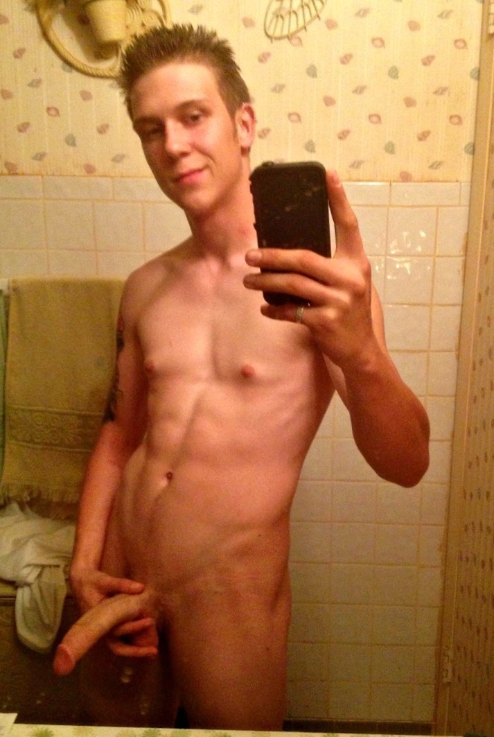 Guy from London taking nude selfie 