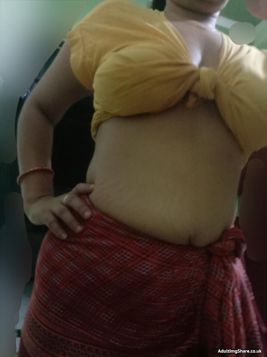 Pihu in desi pose